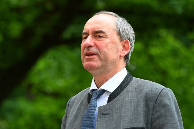 Ankunft Hubert AIWANGER (Freie Waehler,Wirtschaftsminister Bayern), Einzelbild,angeschnittenes Einzelmotiv, Portrait,Portraet. Pressekonferenz der Bayerischen Staatsregierung nach Kabinettssitzung am 19.05.2026 im Prinz Carl Palais in Muenchen.