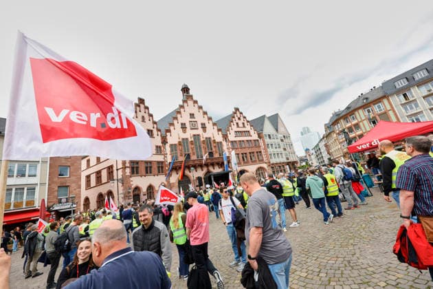 Tarifrunde Deutsche Telekom 19.05.2026 Eintägiger flächendeckender Warnstreik in Hessen seit dem frühen Morgen soll den Druck vor der vierten Verhandlungsrunde erhöhen. Damit reagiert die Gewerkschaft VERDI auf das enttäuschende und unzureichende Angebot für die Erhöhung der Vergütungen vom Arbeitgeber mit einem Demonstrationszug und zentraler Kundgebung auf dem Frankfurter Römer Frankfurt Main Hessen Deutschland