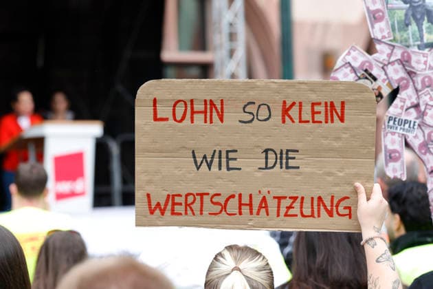 Tarifrunde Deutsche Telekom 19.05.2026 Eintägiger flächendeckender Warnstreik in Hessen seit dem frühen Morgen soll den Druck vor der vierten Verhandlungsrunde erhöhen. Damit reagiert die Gewerkschaft VERDI auf das enttäuschende und unzureichende Angebot für die Erhöhung der Vergütungen vom Arbeitgeber mit einem Demonstrationszug und zentraler Kundgebung auf dem Frankfurter Römer Frankfurt Main Hessen Deutschland
