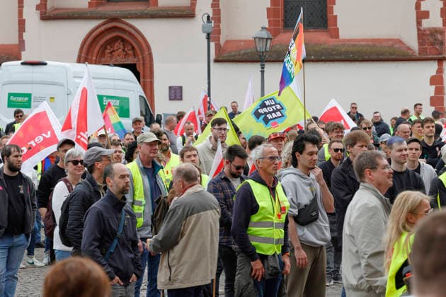Tarifrunde Deutsche Telekom 19.05.2026 Eintägiger flächendeckender Warnstreik in Hessen seit dem frühen Morgen soll den Druck vor der vierten Verhandlungsrunde erhöhen. Damit reagiert die Gewerkschaft VERDI auf das enttäuschende und unzureichende Angebot für die Erhöhung der Vergütungen vom Arbeitgeber mit einem Demonstrationszug und zentraler Kundgebung auf dem Frankfurter Römer Frankfurt Main Hessen Deutschland