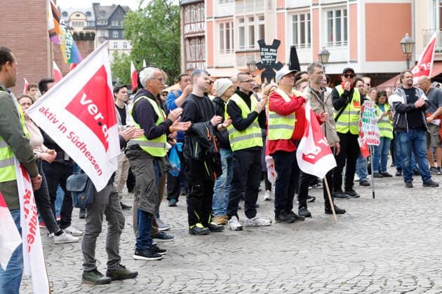Tarifrunde Deutsche Telekom 19.05.2026 Eintägiger flächendeckender Warnstreik in Hessen seit dem frühen Morgen soll den Druck vor der vierten Verhandlungsrunde erhöhen. Damit reagiert die Gewerkschaft VERDI auf das enttäuschende und unzureichende Angebot für die Erhöhung der Vergütungen vom Arbeitgeber mit einem Demonstrationszug und zentraler Kundgebung auf dem Frankfurter Römer Frankfurt Main Hessen Deutschland