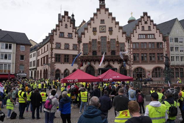 Deutschland: Streik der Gruppierung ver.di auf dem Römerberg in Frankfurt am Main Frankfurt am Main Römerberg Hessen Deutschland Copyright: xKjetilxWaberx