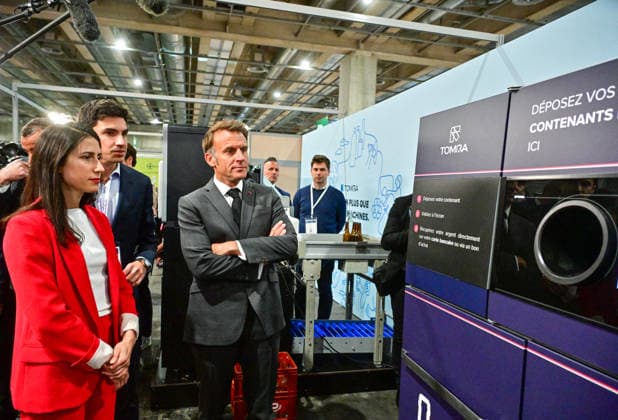 President Macron At REuse Economy Expo - Paris French President Emmanuel Macron visits the REuse Economy fair at Porte de Versailles exhibition centre in Paris, France, on May 19, 2026. Photo by Christian Liewig Pool ABACAPRESS.COM Paris France  Copyright: xLiewigxChristian Pool ABACAx