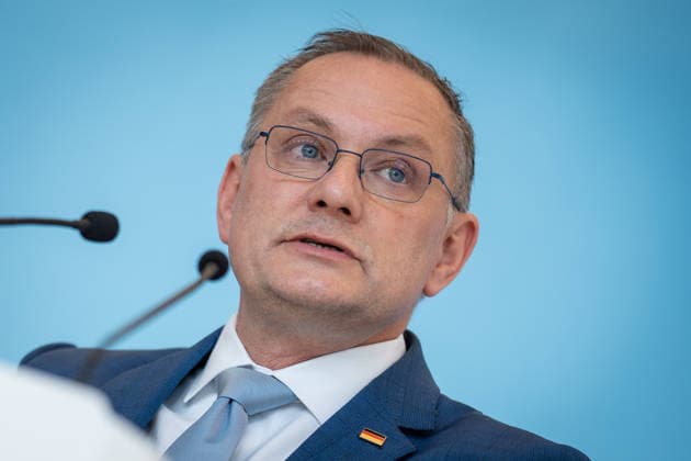 Partei- und Fraktionsvorsitzender Tino Chrupalla während des Pressestatements auf der Fraktionsebene im Deutschen Bundestag;Pressestatement der AfD-Partei- und Fraktionsvorsitzenden im Deutschen Bundestag zu Beginn der Sitzungswoche, Berlin Berlin Deutschland Bundestag