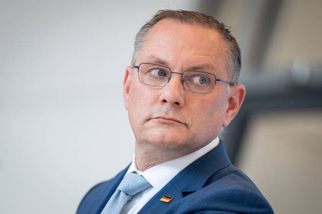Partei- und Fraktionsvorsitzender Tino Chrupalla während des Pressestatements auf der Fraktionsebene im Deutschen Bundestag;Pressestatement der AfD-Partei- und Fraktionsvorsitzenden im Deutschen Bundestag zu Beginn der Sitzungswoche, Berlin Berlin Deutschland Bundestag