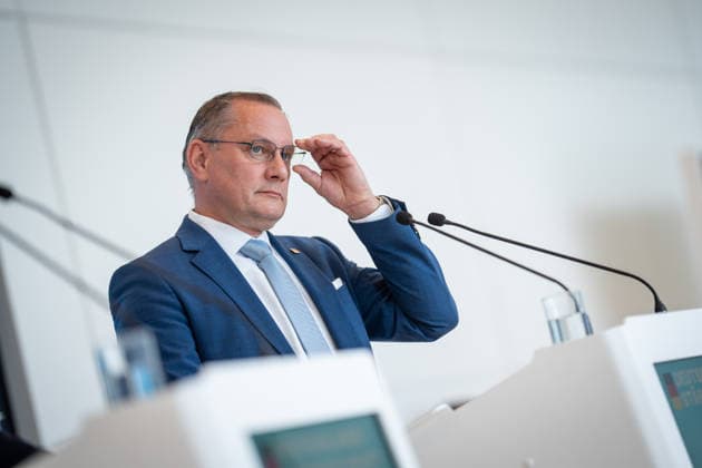 Partei- und Fraktionsvorsitzender Tino Chrupalla während des Pressestatements auf der Fraktionsebene im Deutschen Bundestag;Pressestatement der AfD-Partei- und Fraktionsvorsitzenden im Deutschen Bundestag zu Beginn der Sitzungswoche, Berlin Berlin Deutschland Bundestag