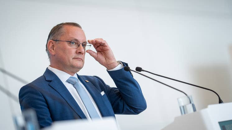 Partei- und Fraktionsvorsitzender Tino Chrupalla während des Pressestatements auf der Fraktionsebene im Deutschen Bundestag;Pressestatement der AfD-Partei- und Fraktionsvorsitzenden im Deutschen Bundestag zu Beginn der Sitzungswoche, Berlin Berlin Deutschland Bundestag