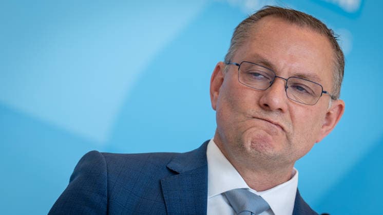 Partei- und Fraktionsvorsitzender Tino Chrupalla während des Pressestatements auf der Fraktionsebene im Deutschen Bundestag;Pressestatement der AfD-Partei- und Fraktionsvorsitzenden im Deutschen Bundestag zu Beginn der Sitzungswoche, Berlin Berlin Deutschland Bundestag