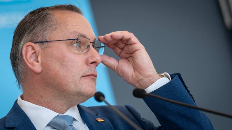 Partei- und Fraktionsvorsitzender Tino Chrupalla während des Pressestatements auf der Fraktionsebene im Deutschen Bundestag;Pressestatement der AfD-Partei- und Fraktionsvorsitzenden im Deutschen Bundestag zu Beginn der Sitzungswoche, Berlin Berlin Deutschland Bundestag