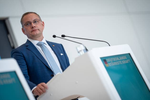 Partei- und Fraktionsvorsitzender Tino Chrupalla während des Pressestatements auf der Fraktionsebene im Deutschen Bundestag;Pressestatement der AfD-Partei- und Fraktionsvorsitzenden im Deutschen Bundestag zu Beginn der Sitzungswoche, Berlin Berlin Deutschland Bundestag