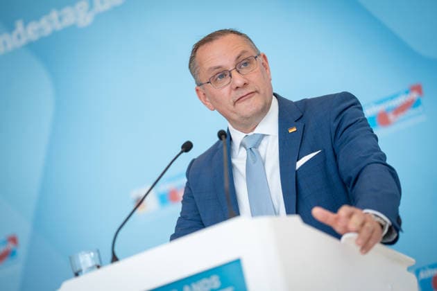 Partei- und Fraktionsvorsitzender Tino Chrupalla während des Pressestatements auf der Fraktionsebene im Deutschen Bundestag;Pressestatement der AfD-Partei- und Fraktionsvorsitzenden im Deutschen Bundestag zu Beginn der Sitzungswoche, Berlin Berlin Deutschland Bundestag