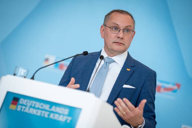 Partei- und Fraktionsvorsitzender Tino Chrupalla während des Pressestatements auf der Fraktionsebene im Deutschen Bundestag;Pressestatement der AfD-Partei- und Fraktionsvorsitzenden im Deutschen Bundestag zu Beginn der Sitzungswoche, Berlin Berlin Deutschland Bundestag