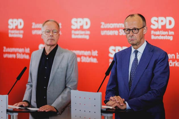 (R-L) Friedrich Merz (CDU), Bundeskanzler, und Matthias Miersch, Fraktionsvorsitzender der SPD im Deutschen Bundestag, aufgenommen bei einem Pressestatement vor der Fraktionssitzung der SPD in Berlin, 19.05.2026. Berlin Deutschland Copyright: xFlorianxGaertnerx