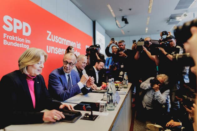 (L-R) Baerbel Bas (SPD), Bundesministerin fuer Arbeit und Soziales, Friedrich Merz (CDU), Bundeskanzler, und Matthias Miersch, Fraktionsvorsitzender der SPD im Deutschen Bundestag, aufgenommen vor der Fraktionssitzung der SPD in Berlin, 19.05.2026. Berlin Deutschland Copyright: xFlorianxGaertnerx