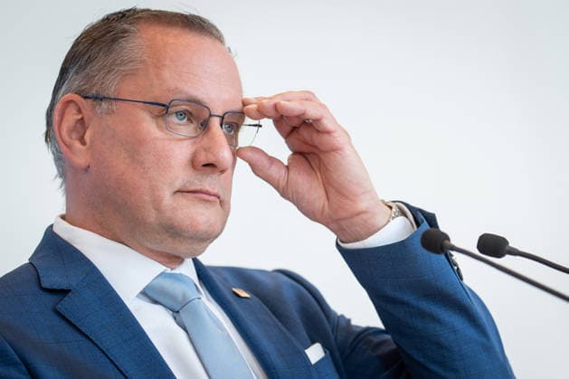 Partei- und Fraktionsvorsitzender Tino Chrupalla während des Pressestatements auf der Fraktionsebene im Deutschen Bundestag;Pressestatement der AfD-Partei- und Fraktionsvorsitzenden im Deutschen Bundestag zu Beginn der Sitzungswoche, Berlin Berlin Deutschland Bundestag