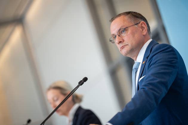 Partei- und Fraktionsvorsitzende Alice Weidel und Tino Chrupalla während des Pressestatements auf der Fraktionsebene des Deutschen Bundestags;Pressestatement der AfD-Partei- und Fraktionsvorsitzenden im Deutschen Bundestag zu Beginn der Sitzungswoche, Berlin Berlin Deutschland Bundestag
