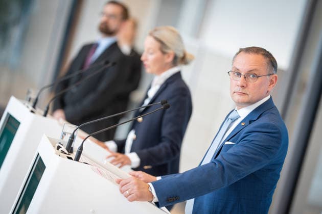 Partei- und Fraktionsvorsitzende Alice Weidel und Tino Chrupalla während des Pressestatements auf der Fraktionsebene des Deutschen Bundestags;Pressestatement der AfD-Partei- und Fraktionsvorsitzenden im Deutschen Bundestag zu Beginn der Sitzungswoche, Berlin Berlin Deutschland Bundestag