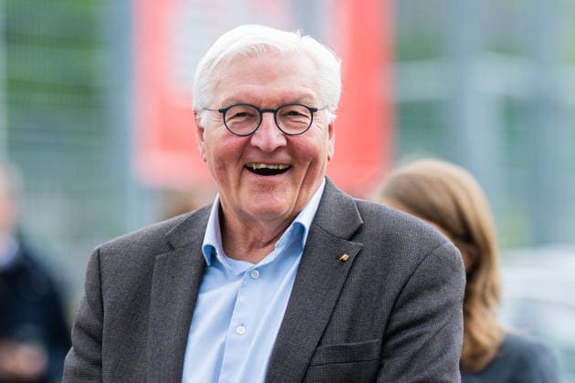 19.05.2026 - Frank-Walter Steinmeier in Herzebrock-Clarholz: Anlässlich des deutschlandweiten Ehrentags zum Geburtstags des Grundgesetzes besucht der Bundespräsident zahlreiche Mitmach-Aktionen bundesweit - hier am Vereinsgelände des Herzebrocker SV in Herzebrock-Clarholz bei der Begrüßung. , Herzebrock Nordrhein-Westfalen Deutschland Herzebrocker Sportverein