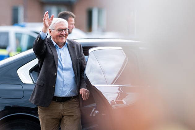 19.05.2026 - Frank-Walter Steinmeier in Herzebrock-Clarholz: Anlässlich des deutschlandweiten Ehrentags zum Geburtstags des Grundgesetzes besucht der Bundespräsident zahlreiche Mitmach-Aktionen bundesweit - hier am Vereinsgelände des Herzebrocker SV in Herzebrock-Clarholz bei der Begrüßung. , Herzebrock Nordrhein-Westfalen Deutschland Herzebrocker Sportverein
