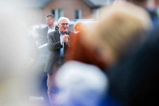 19.05.2026 - Frank-Walter Steinmeier in Herzebrock-Clarholz: Anlässlich des deutschlandweiten Ehrentags zum Geburtstags des Grundgesetzes besucht der Bundespräsident zahlreiche Mitmach-Aktionen bundesweit - hier am Vereinsgelände des Herzebrocker SV in Herzebrock-Clarholz bei der Begrüßung. , Herzebrock Nordrhein-Westfalen Deutschland Herzebrocker Sportverein