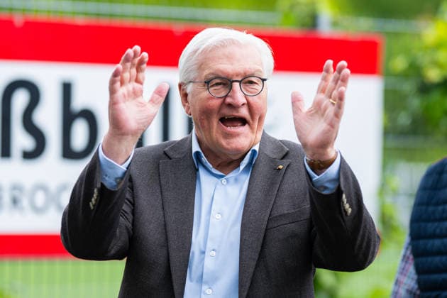 19.05.2026 - Frank-Walter Steinmeier in Herzebrock-Clarholz: Anlässlich des deutschlandweiten Ehrentags zum Geburtstags des Grundgesetzes besucht der Bundespräsident zahlreiche Mitmach-Aktionen bundesweit - hier am Vereinsgelände des Herzebrocker SV in Herzebrock-Clarholz bei der Begrüßung. , Herzebrock Nordrhein-Westfalen Deutschland Herzebrocker Sportverein
