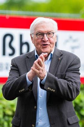 19.05.2026 - Frank-Walter Steinmeier in Herzebrock-Clarholz: Anlässlich des deutschlandweiten Ehrentags zum Geburtstags des Grundgesetzes besucht der Bundespräsident zahlreiche Mitmach-Aktionen bundesweit - hier am Vereinsgelände des Herzebrocker SV in Herzebrock-Clarholz bei der Begrüßung. , Herzebrock Nordrhein-Westfalen Deutschland Herzebrocker Sportverein