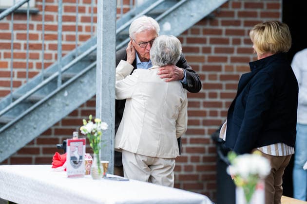 19.05.2026 - Frank-Walter Steinmeier in Herzebrock-Clarholz: Anlässlich des deutschlandweiten Ehrentags zum Geburtstags des Grundgesetzes besucht der Bundespräsident zahlreiche Mitmach-Aktionen bundesweit - hier am Vereinsgelände des Herzebrocker SV in Herzebrock-Clarholz bei der Begrüßung einer Frau. , Herzebrock Nordrhein-Westfalen Deutschland Herzebrocker Sportverein