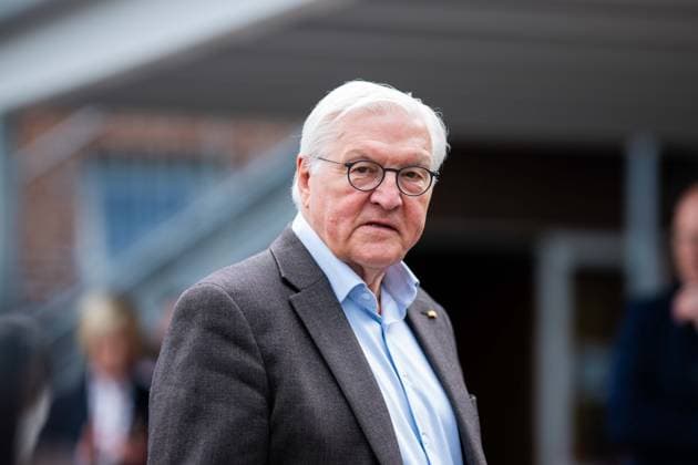 19.05.2026 - Frank-Walter Steinmeier in Herzebrock-Clarholz: Anlässlich des deutschlandweiten Ehrentags zum Geburtstags des Grundgesetzes besucht der Bundespräsident zahlreiche Mitmach-Aktionen bundesweit - hier am Vereinsgelände des Herzebrocker SV in Herzebrock-Clarholz bei der Begrüßung. , Herzebrock Nordrhein-Westfalen Deutschland Herzebrocker Sportverein