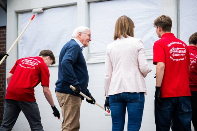 19.05.2026 - Frank-Walter Steinmeier in Herzebrock-Clarholz: Anlässlich des deutschlandweiten Ehrentags zum Geburtstags des Grundgesetzes besucht der Bundespräsident zahlreiche Mitmach-Aktionen bundesweit - hier am Vereinsgelände des Herzebrocker SV in Herzebrock-Clarholz bei Malerarbeiten am Vereinsgebäude mit jugendlichen Vereinsmitgliedern. , Herzebrock Nordrhein-Westfalen Deutschland Herzebrocker Sportverein