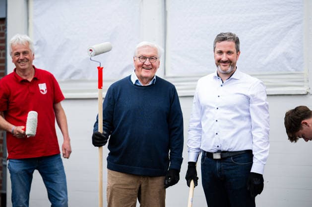 19.05.2026 - Frank-Walter Steinmeier in Herzebrock-Clarholz: Anlässlich des deutschlandweiten Ehrentags zum Geburtstags des Grundgesetzes besucht der Bundespräsident zahlreiche Mitmach-Aktionen bundesweit - hier am Vereinsgelände des Herzebrocker SV in Herzebrock-Clarholz bei Malerarbeiten am Vereinsgebäude mit Bürgermeister Marco Diethelm (CDU). , Herzebrock Nordrhein-Westfalen Deutschland Herzebrocker Sportverein