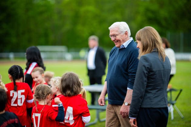 19.05.2026 - Frank-Walter Steinmeier in Herzebrock-Clarholz: Anlässlich des deutschlandweiten Ehrentags zum Geburtstags des Grundgesetzes besucht der Bundespräsident zahlreiche Mitmach-Aktionen bundesweit - hier am Vereinsgelände des Herzebrocker SV in Herzebrock-Clarholz mit Kindern des Vereins. , Herzebrock Nordrhein-Westfalen Deutschland Herzebrocker Sportverein