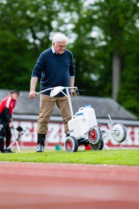 19.05.2026 - Frank-Walter Steinmeier in Herzebrock-Clarholz: Anlässlich des deutschlandweiten Ehrentags zum Geburtstags des Grundgesetzes besucht der Bundespräsident zahlreiche Mitmach-Aktionen bundesweit - hier am Vereinsgelände des Herzebrocker SV in Herzebrock-Clarholz bei der Markierung der Seitenlinie. , Herzebrock Nordrhein-Westfalen Deutschland Herzebrocker Sportverein