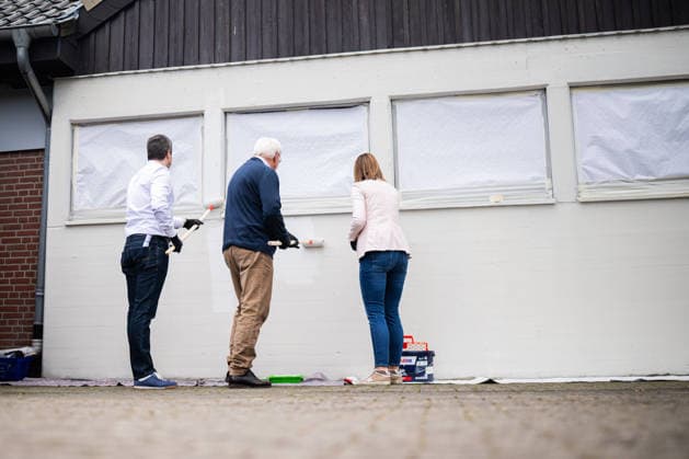 19.05.2026 - Frank-Walter Steinmeier in Herzebrock-Clarholz: Anlässlich des deutschlandweiten Ehrentags zum Geburtstags des Grundgesetzes besucht der Bundespräsident zahlreiche Mitmach-Aktionen bundesweit - hier am Vereinsgelände des Herzebrocker SV in Herzebrock-Clarholz bei Malerarbeiten am Vereinsgebäude mit Bürgermeister Marco Diethelm (CDU). , Herzebrock Nordrhein-Westfalen Deutschland Herzebrocker Sportverein