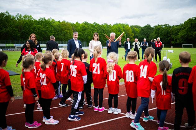 19.05.2026 - Frank-Walter Steinmeier in Herzebrock-Clarholz: Anlässlich des deutschlandweiten Ehrentags zum Geburtstags des Grundgesetzes besucht der Bundespräsident zahlreiche Mitmach-Aktionen bundesweit - hier am Vereinsgelände des Herzebrocker SV in Herzebrock-Clarholz mit Kindern des Vereins. , Herzebrock Nordrhein-Westfalen Deutschland Herzebrocker Sportverein