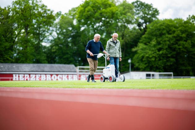 19.05.2026 - Frank-Walter Steinmeier in Herzebrock-Clarholz: Anlässlich des deutschlandweiten Ehrentags zum Geburtstags des Grundgesetzes besucht der Bundespräsident zahlreiche Mitmach-Aktionen bundesweit - hier am Vereinsgelände des Herzebrocker SV in Herzebrock-Clarholz bei der Markierung der Seitenlinie. , Herzebrock Nordrhein-Westfalen Deutschland Herzebrocker Sportverein