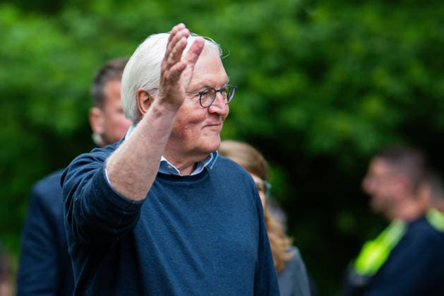 19.05.2026 - Frank-Walter Steinmeier in Herzebrock-Clarholz: Anlässlich des deutschlandweiten Ehrentags zum Geburtstags des Grundgesetzes besucht der Bundespräsident zahlreiche Mitmach-Aktionen bundesweit - hier vor der Errichtung einer Sitzbank für die Von-Zumbusch-Gesamtschule Herzebrock. , Herzebrock Nordrhein-Westfalen Deutschland Herzebrocker Sportverein