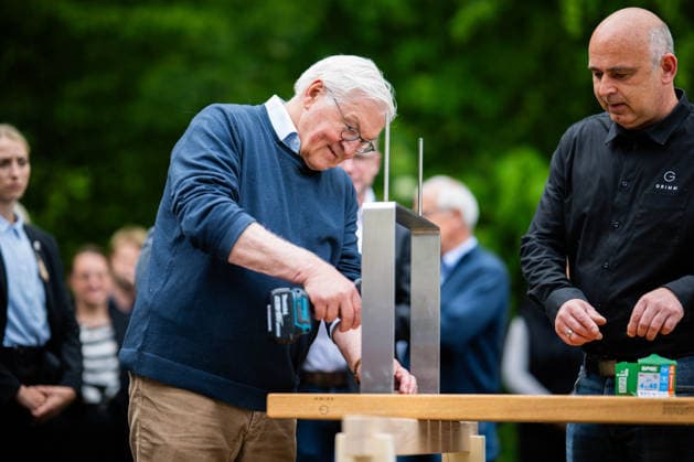 19.05.2026 - Frank-Walter Steinmeier in Herzebrock-Clarholz: Anlässlich des deutschlandweiten Ehrentags zum Geburtstags des Grundgesetzes besucht der Bundespräsident zahlreiche Mitmach-Aktionen bundesweit - hier bei der Errichtung einer Sitzbank für die Von-Zumbusch-Gesamtschule Herzebrock. , Herzebrock Nordrhein-Westfalen Deutschland Herzebrocker Sportverein