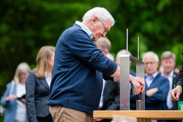 19.05.2026 - Frank-Walter Steinmeier in Herzebrock-Clarholz: Anlässlich des deutschlandweiten Ehrentags zum Geburtstags des Grundgesetzes besucht der Bundespräsident zahlreiche Mitmach-Aktionen bundesweit - hier bei der Errichtung einer Sitzbank für die Von-Zumbusch-Gesamtschule Herzebrock. , Herzebrock Nordrhein-Westfalen Deutschland Herzebrocker Sportverein