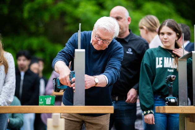 19.05.2026 - Frank-Walter Steinmeier in Herzebrock-Clarholz: Anlässlich des deutschlandweiten Ehrentags zum Geburtstags des Grundgesetzes besucht der Bundespräsident zahlreiche Mitmach-Aktionen bundesweit - hier bei der Errichtung einer Sitzbank für die Von-Zumbusch-Gesamtschule Herzebrock. , Herzebrock Nordrhein-Westfalen Deutschland Herzebrocker Sportverein