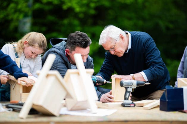 19.05.2026 - Frank-Walter Steinmeier in Herzebrock-Clarholz: Anlässlich des deutschlandweiten Ehrentags zum Geburtstags des Grundgesetzes besucht der Bundespräsident zahlreiche Mitmach-Aktionen bundesweit - hier beim Bauen eines Vogelhauses für die Von-Zumbusch-Gesamtschule Herzebrock. , Herzebrock Nordrhein-Westfalen Deutschland Herzebrocker Sportverein