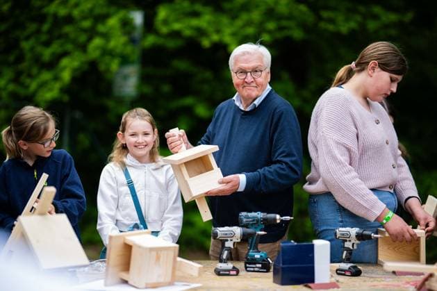 19.05.2026 - Frank-Walter Steinmeier in Herzebrock-Clarholz: Anlässlich des deutschlandweiten Ehrentags zum Geburtstags des Grundgesetzes besucht der Bundespräsident zahlreiche Mitmach-Aktionen bundesweit - hier beim Bauen eines Vogelhauses für die Von-Zumbusch-Gesamtschule Herzebrock. , Herzebrock Nordrhein-Westfalen Deutschland Herzebrocker Sportverein