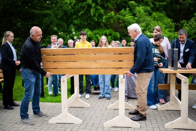 19.05.2026 - Frank-Walter Steinmeier in Herzebrock-Clarholz: Anlässlich des deutschlandweiten Ehrentags zum Geburtstags des Grundgesetzes besucht der Bundespräsident zahlreiche Mitmach-Aktionen bundesweit - hier nach der Errichtung einer Sitzbank für die Von-Zumbusch-Gesamtschule Herzebrock. , Herzebrock Nordrhein-Westfalen Deutschland Herzebrocker Sportverein