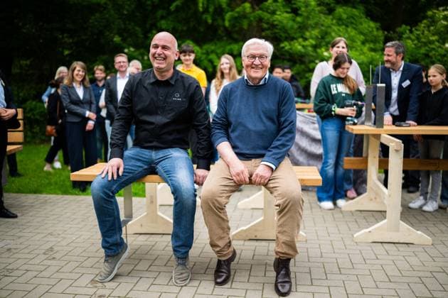 19.05.2026 - Frank-Walter Steinmeier in Herzebrock-Clarholz: Anlässlich des deutschlandweiten Ehrentags zum Geburtstags des Grundgesetzes besucht der Bundespräsident zahlreiche Mitmach-Aktionen bundesweit - hier nach der Errichtung einer Sitzbank für die Von-Zumbusch-Gesamtschule Herzebrock. , Herzebrock Nordrhein-Westfalen Deutschland Herzebrocker Sportverein
