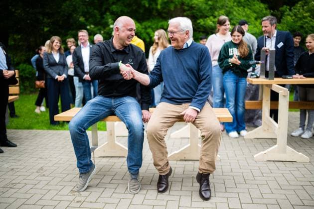 19.05.2026 - Frank-Walter Steinmeier in Herzebrock-Clarholz: Anlässlich des deutschlandweiten Ehrentags zum Geburtstags des Grundgesetzes besucht der Bundespräsident zahlreiche Mitmach-Aktionen bundesweit - hier nach der Errichtung einer Sitzbank für die Von-Zumbusch-Gesamtschule Herzebrock. , Herzebrock Nordrhein-Westfalen Deutschland Herzebrocker Sportverein