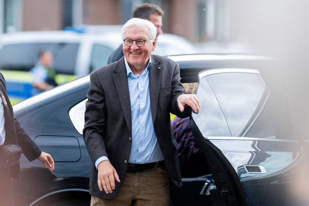 19.05.2026 - Frank-Walter Steinmeier in Herzebrock-Clarholz: Anlässlich des deutschlandweiten Ehrentags zum Geburtstags des Grundgesetzes besucht der Bundespräsident zahlreiche Mitmach-Aktionen bundesweit - hier am Vereinsgelände des Herzebrocker SV in Herzebrock-Clarholz bei der Begrüßung. , Herzebrock Nordrhein-Westfalen Deutschland Herzebrocker Sportverein