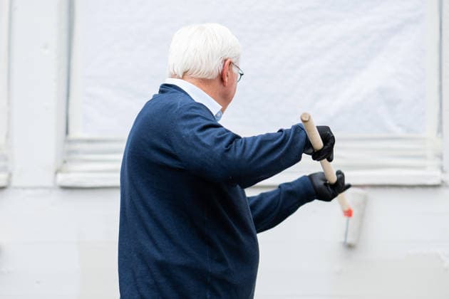 19.05.2026 - Frank-Walter Steinmeier in Herzebrock-Clarholz: Anlässlich des deutschlandweiten Ehrentags zum Geburtstags des Grundgesetzes besucht der Bundespräsident zahlreiche Mitmach-Aktionen bundesweit - hier am Vereinsgelände des Herzebrocker SV in Herzebrock-Clarholz bei Malerarbeiten am Vereinsgebäude. , Herzebrock Nordrhein-Westfalen Deutschland Herzebrocker Sportverein