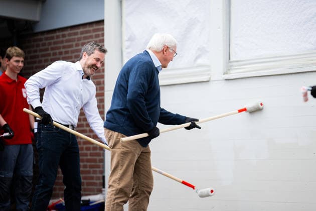 19.05.2026 - Frank-Walter Steinmeier in Herzebrock-Clarholz: Anlässlich des deutschlandweiten Ehrentags zum Geburtstags des Grundgesetzes besucht der Bundespräsident zahlreiche Mitmach-Aktionen bundesweit - hier am Vereinsgelände des Herzebrocker SV in Herzebrock-Clarholz bei Malerarbeiten am Vereinsgebäude mit Bürgermeister Marco Diethelm (CDU). , Herzebrock Nordrhein-Westfalen Deutschland Herzebrocker Sportverein