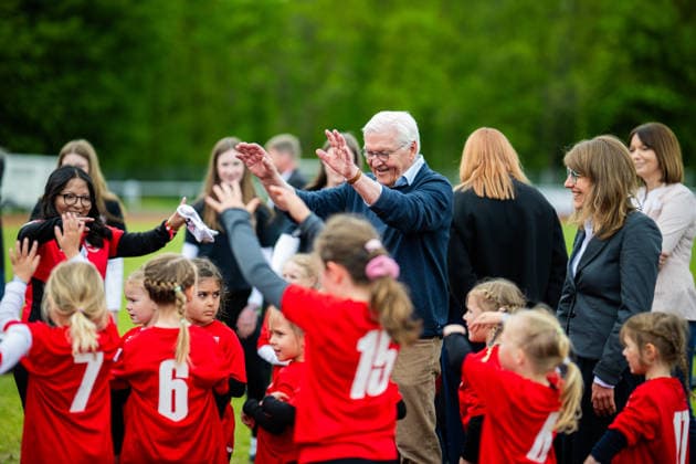 19.05.2026 - Frank-Walter Steinmeier in Herzebrock-Clarholz: Anlässlich des deutschlandweiten Ehrentags zum Geburtstags des Grundgesetzes besucht der Bundespräsident zahlreiche Mitmach-Aktionen bundesweit - hier am Vereinsgelände des Herzebrocker SV in Herzebrock-Clarholz mit Kindern des Vereins. , Herzebrock Nordrhein-Westfalen Deutschland Herzebrocker Sportverein