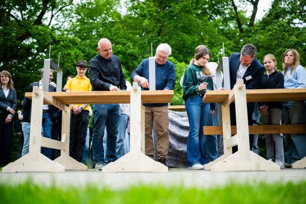 19.05.2026 - Frank-Walter Steinmeier in Herzebrock-Clarholz: Anlässlich des deutschlandweiten Ehrentags zum Geburtstags des Grundgesetzes besucht der Bundespräsident zahlreiche Mitmach-Aktionen bundesweit - hier bei der Errichtung einer Sitzbank für die Von-Zumbusch-Gesamtschule Herzebrock. , Herzebrock Nordrhein-Westfalen Deutschland Herzebrocker Sportverein