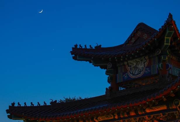 (260519) -- HARBIN, May 19, 2026 -- This photo taken on May 19, 2026 shows the planet of Venus next to the moon in the twilight sky over Fujin, northeast China s Heilongjiang Province. (Photo by Xinhua) CHINA-HEILONGJIANG-SKY VIEW-MOON AND VENUS (CN) GengxXiqing 